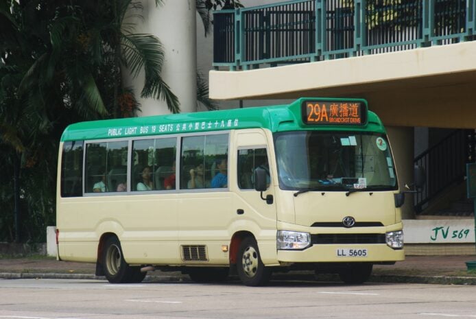 運輸署研「網約公共交通」  手機 App 預訂小巴上落車地點   但仍受路線限制