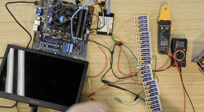 56 顆 AA 電池驅動枱機PC  僅撐 4 分 35 秒  玩到一局「踩地雷」