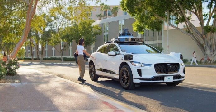 Waymo 感應器成本跌至 2 萬美元   Tesla Robotaxi 靠平價能否突圍？