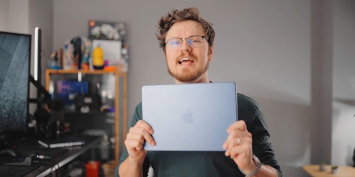 MacBook Neo 壓力測試  8GB RAM 開 60 個程式仍可播片