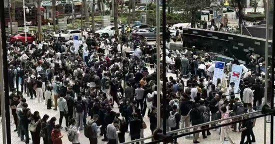 騰訊大廈外近千人排長龍   只為現場安裝「龍蝦」服務   名額一小時全數派完