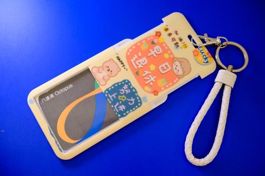 女生巴士遺失八達通　拾獲者狂買 13 次可樂   網民: 佢一定好口渴